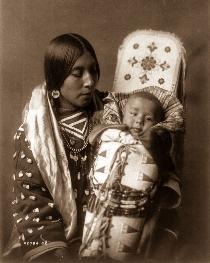 2. Een Apsaroke moeder en haar kindje. 1908