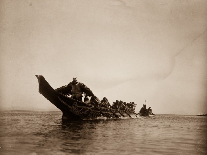 7. Des membres Kwakiutl sur un canot en Colombie-Britannique, 1914