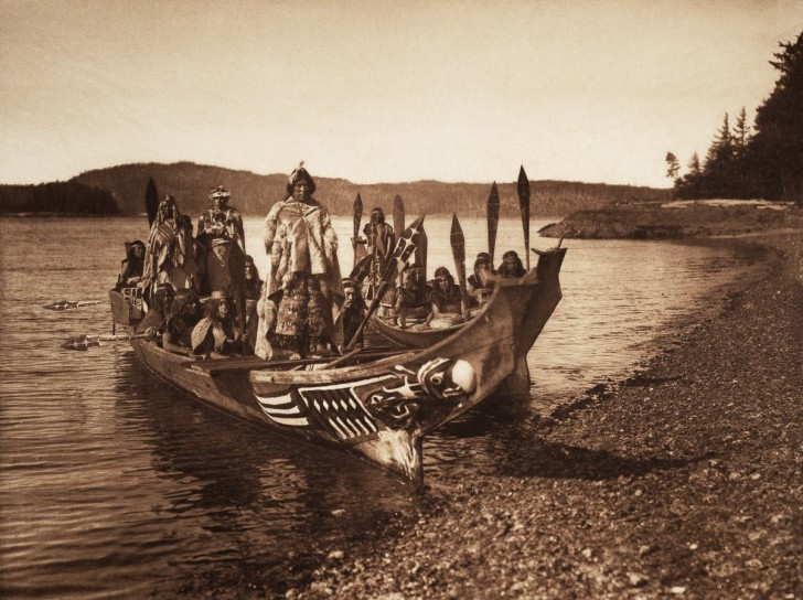 9. Les mariés Kwakiutl arrivent en canoë, 1914