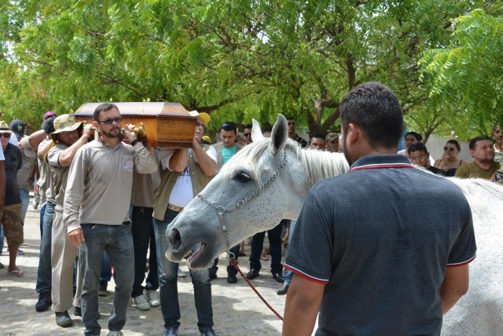 Tijdens de processie nadert de stoet het paard die vervolgens zijn hoofd op de kist van zijn eigenaar legt. Als er een paar verzen worden gelezen, begint het paard een aantal keer flink te hinniken.