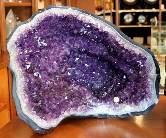 L'ametista è una varietà violacea di quarzo che spesso si forma nelle cavità delle rocce ignee.