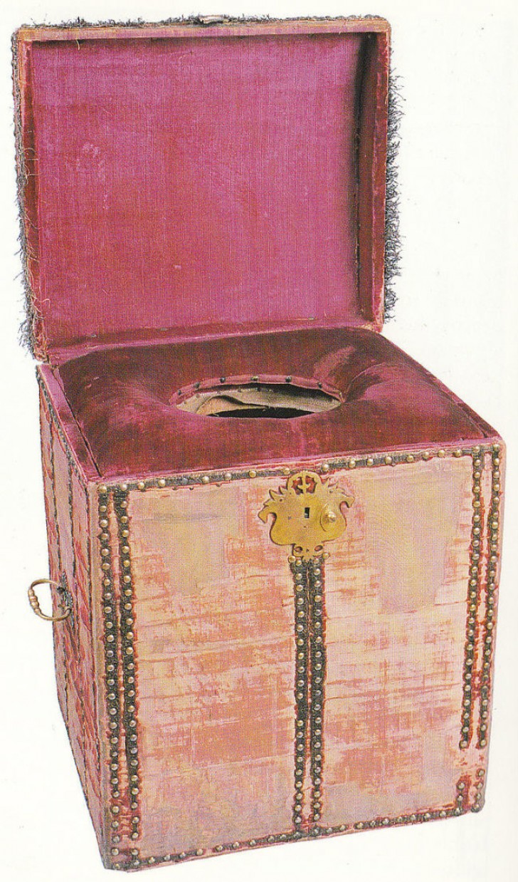 3. Diese tragbare Kisten wurde von einem Diener getragen damit der König auf Reisen dort seine Bedürfnisse befriedigen konnte. Der Diener sorgte auch für die Säuberung und für saubere Unterwäsche.