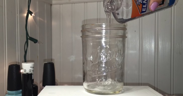 1. Fill the jar with transparent glue up to about a quarter of its height.