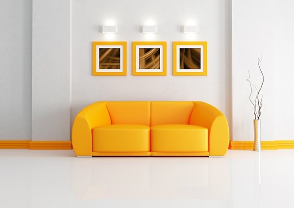 3. È preferibile disporre le cornici coerentemente con la lunghezza della spalliera del divano.
