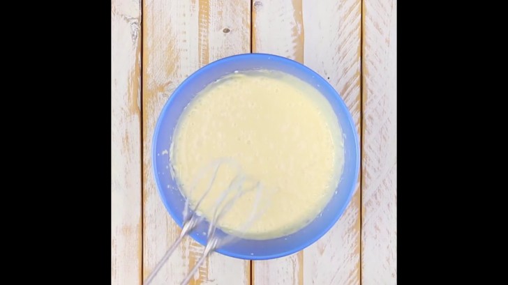 In una ciotola versate il formaggio, le uova, lo zucchero, l'amido di mais, il sale e l'estratto di vaniglia: mescolate gli ingredienti per ottenere un composto liscio e senza grumi.