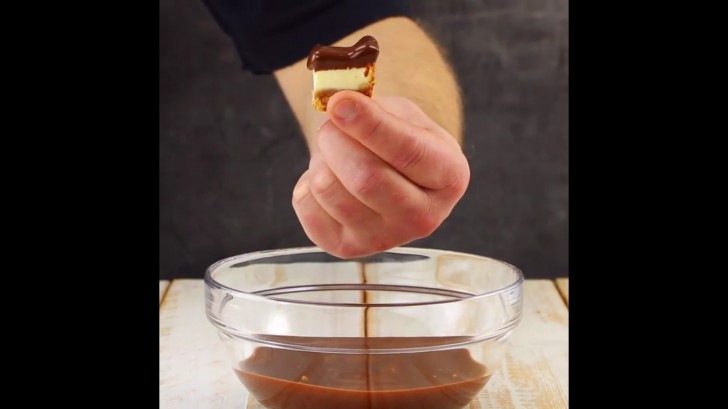 Immergete i singoli pezzo nel cioccolato fuso, bagnando solo la superficie.