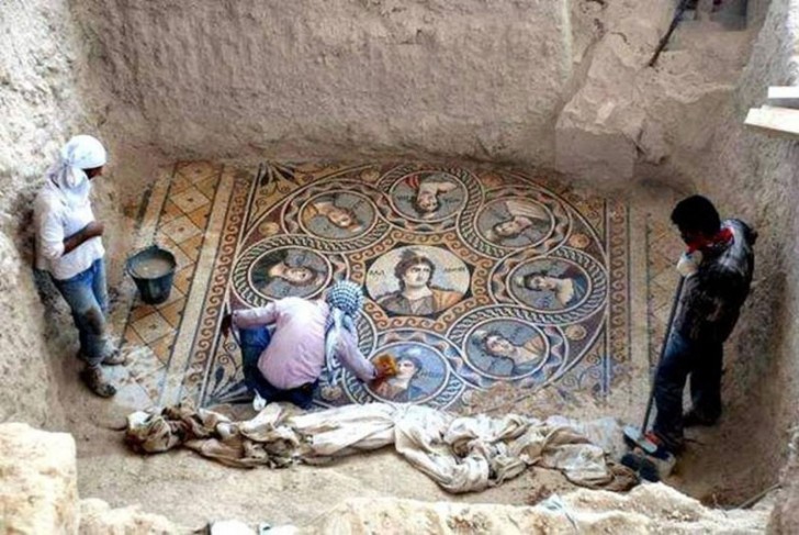 Arkeologerna som arbetade med professor Kutalmiş Görkay blev mållösa när de såg hur mosaikerna hade förvarats.