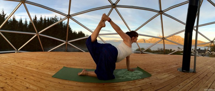 Nella casa i coniugi organizzano visite guidate e corsi di yoga per convincere altre persone ad adottare la struttura geodesica a basso impatto ambientale.