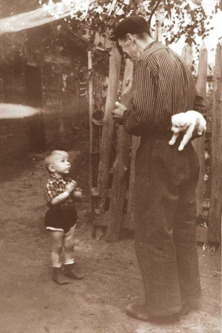 Questo bambino, davanti al suo adorato nonno, sta per ricevere il regalo più desiderato (1955)