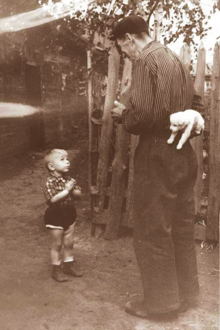 Deze jongen krijgt van de opa van wie hij zoveel houdt, het cadeau dat hij altijd al had willen hebben (1955)