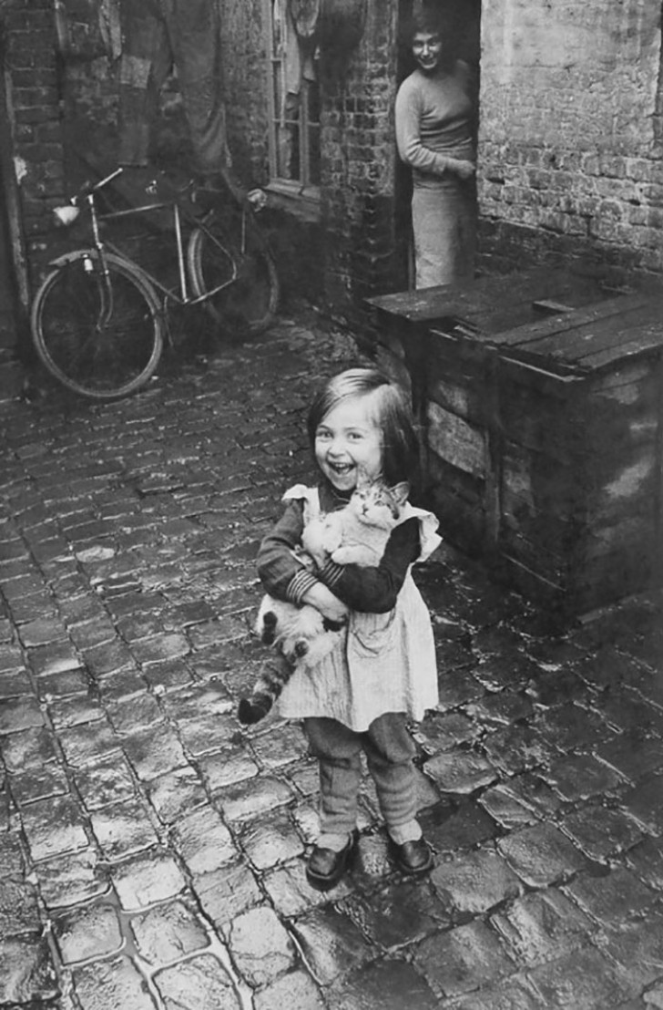 Et enfin, la joie d'une petite fille française avec dans ses bras son chaton porte-bonheur (1959)