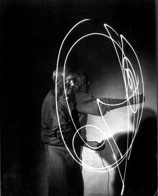 E fu così che presero vita i "disegni di luce" di Pablo Picasso, realizzati grazie ad una piccola luce elettrica in una stanza buia.