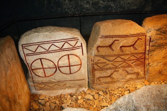 Il sepolcro constava di 10 imponenti lastre di pietra e conteneva 2 loculi dorati con sopra riportate incisioni rupestri.