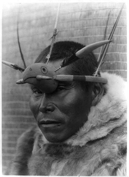 Nel 1946, Elma e Alfred Milotte, due registi che intendevano girare un documentario sugli eschimesi, si recarono a Hooper Bay ed ebbero la fortuna di assistere a uno spettacolo in cui gli indigeni danzarono per loro con indosso proprio quelle maschere.