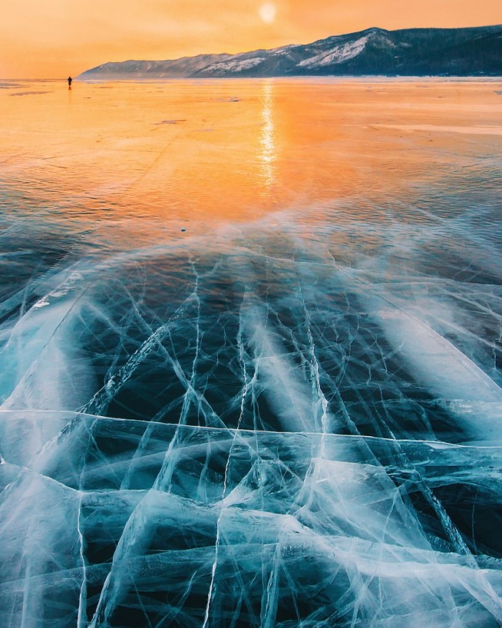 Il Lago Bajkal è il più trasparente del mondo, e lo si può verificare di persona! È possibile vedere ad occhio nudo fino ad una profondità di 40 metri.