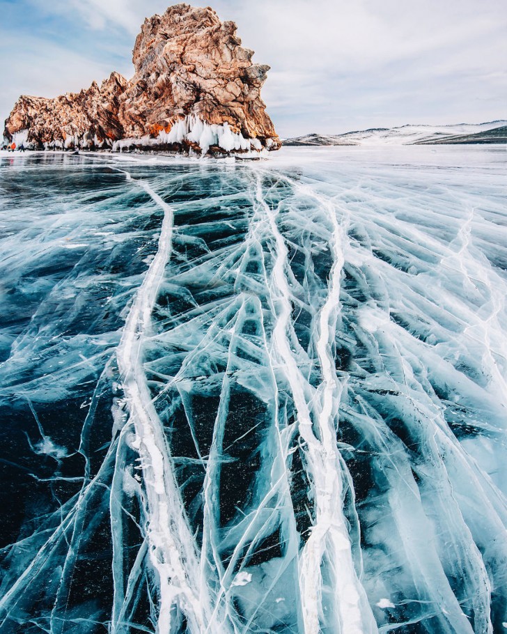 In alcuni punti il ghiaccio è liscio quanto uno specchio: per la fotografia è un'ambientazione ottimale in cui sperimentare le riflessioni.