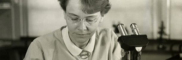 La genetista Barbara McClintock.