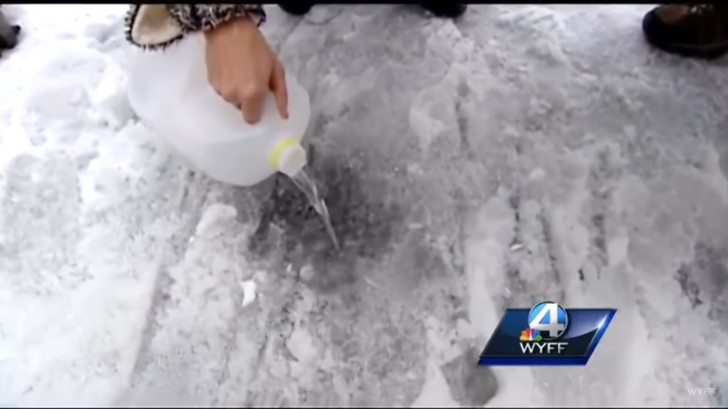 Mezclar los ingredientes y salir afuera a probar la sustancia apenas creada: bastara tirarla sobre el hielo para ver derretirse al instante.