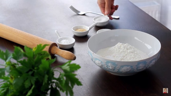 1. In una ciotola mescolate la farina, l'aglio in polvere, lo zucchero e il lievito.