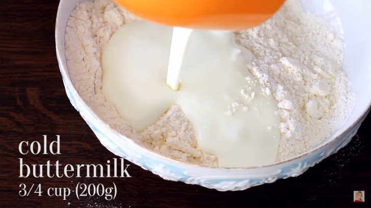 3. Preparate il "buttermilk" e versatelo nella ciotola.