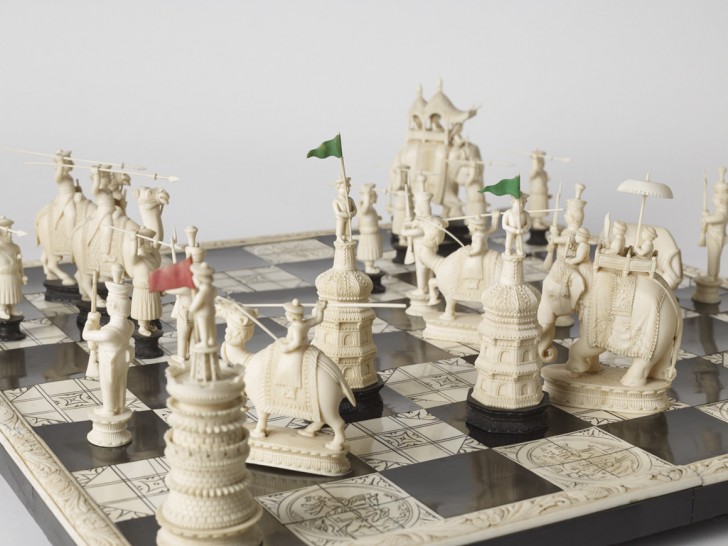 Nel corso dei secoli nella realizzazione dei componenti degli scacchi si è ricorsi a ogni sorta di materiale: dal legno all'avorio, dai metalli preziosi ai cristalli.