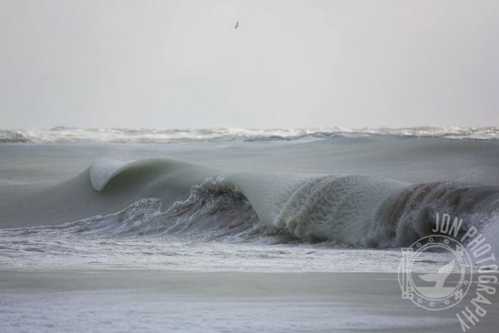...Normalerweise brechen die Wellen das Eis, nicht umgekehrt!