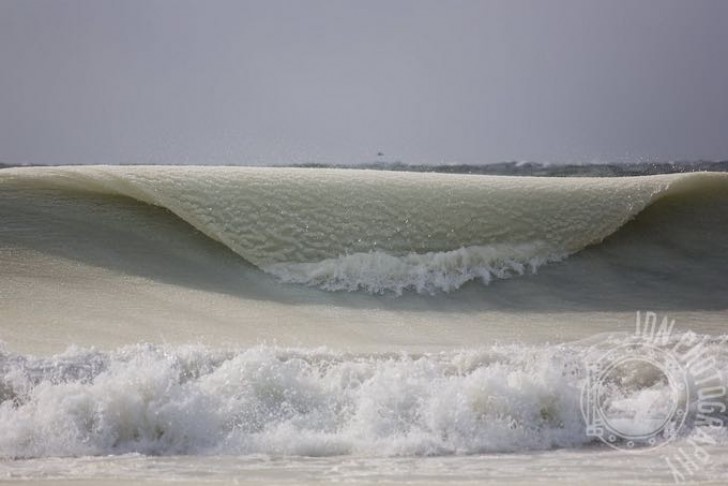 Grazie alle meravigliose foto di Jonathan Nimerfroh, un surfista nonché fotografo del luogo, ecco immortalate le onde "ghiacciate".