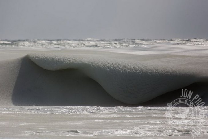 E allora una parte dello strato più superficiale dell'Oceano Atlantico, che si trova di fronte l'isola, ha assunto color neve!