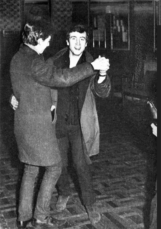 "George e Paul indossarono i cappotti e scesero in pista per ballare un romantico foxtrot insieme", scherza, ricordando, Pete Best.