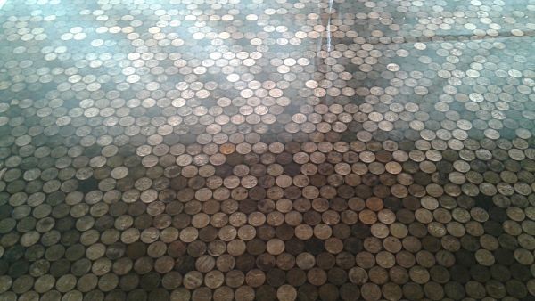 The hundreds of coins lying side by side create a spectacular effect, almost hypnotic!