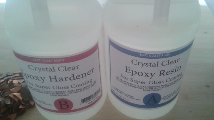 Then he procured an epoxy resin and a special hardener. These two products when combined create a solid countertop cover, resistant and totally transparent.