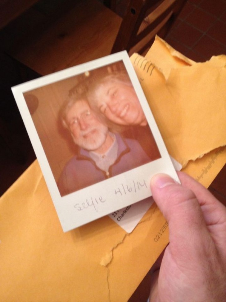 1. "Ho chiesto ai miei genitori di inviarmi un selfie e questo è quello che ho trovato nella cassetta della posta".