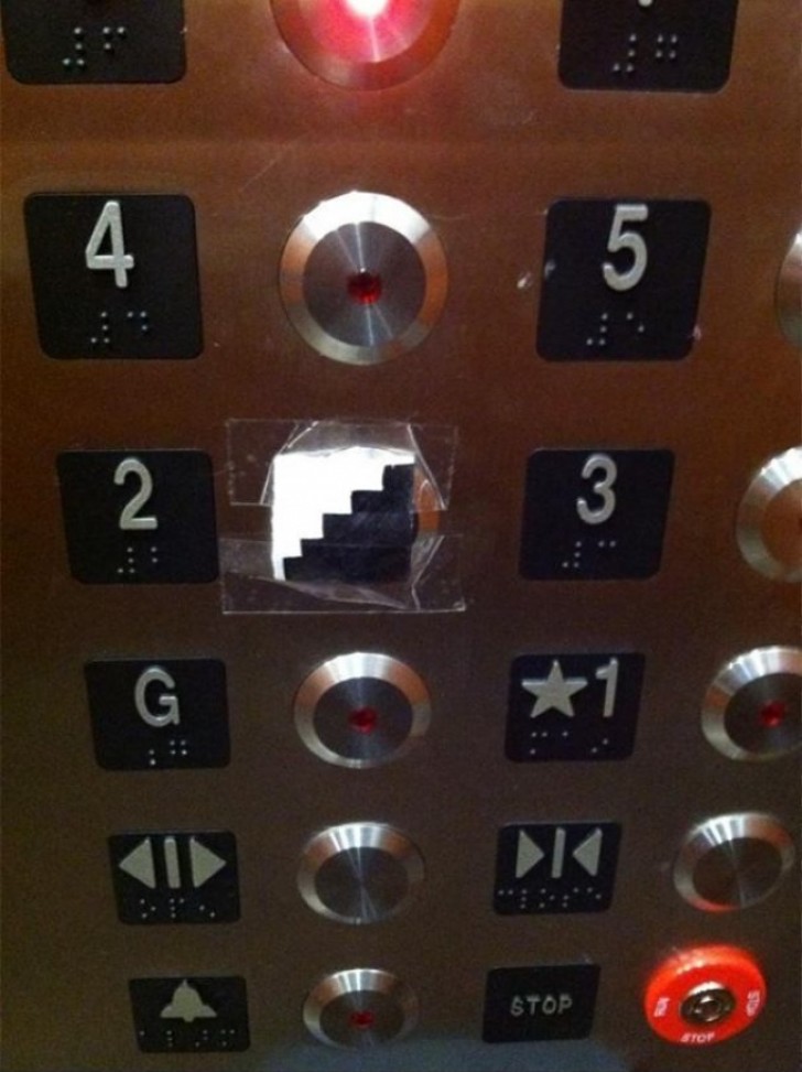 11. Service suspendu entre les étages 2 et 3.