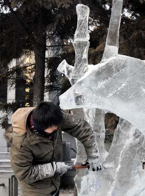 I blocchi di ghiaccio necessari alla realizzazione delle sculture vengono prelevati dal vicino fiume Songhua, che in inverno gela rapidamente poiché le temperature possono arrivare anche a -35°.