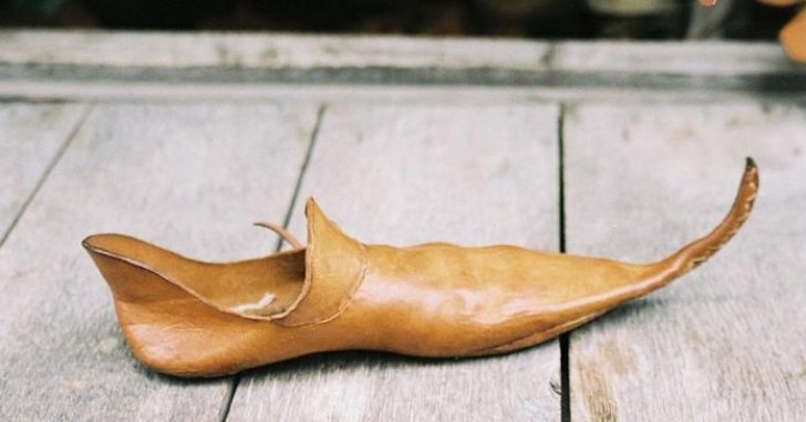 Les chaussures en cuir avec une très longue pointe étaient baptisées "Poulaine": elle se sont répandues rapidement dans les cours d'Europe.