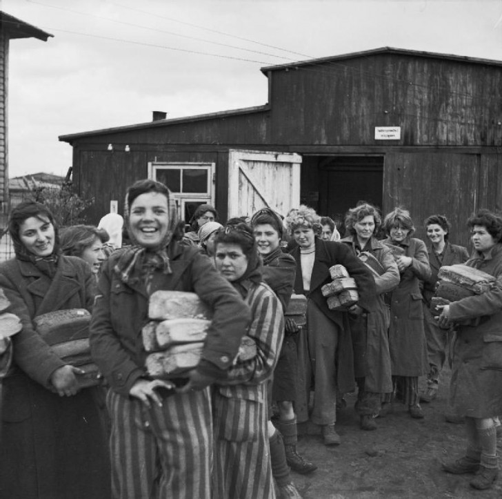 9. La alegria de algunas mujeres hebreas liberadas del campo de Bergen-Belsen.