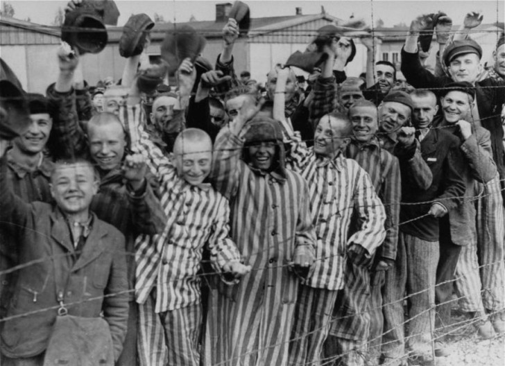 12. La reaccion de los prisioneros del campo de Dachau a la llegada de las trupas americanas (Abril 1945)