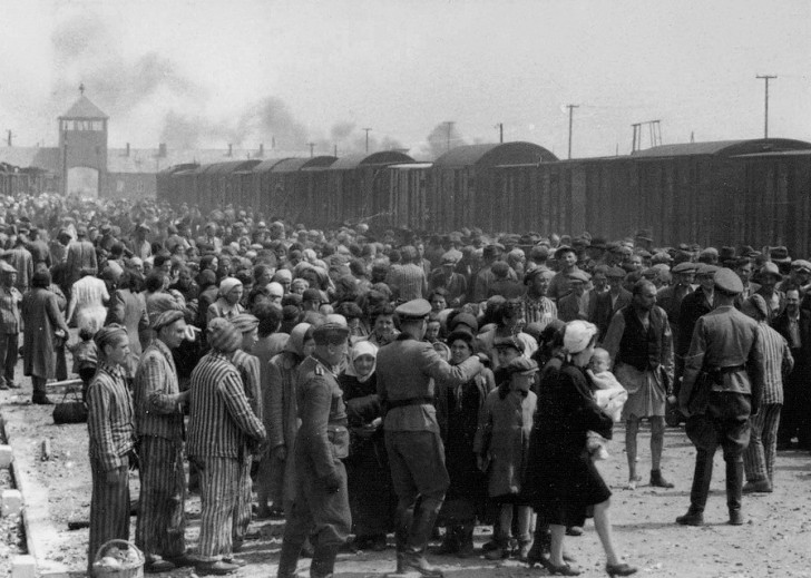7. Juno 1944: los soldados alemanes disponen la llegada al campo de Auschwitz de un tren con a bordo prisioneros hebreos.