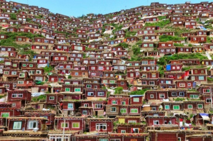 16. Een gewoon Tibetaans dorp.