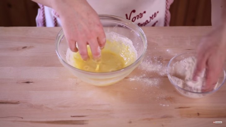 Mescolate gli ingredienti poi aggiungete la farina poco alla volta.