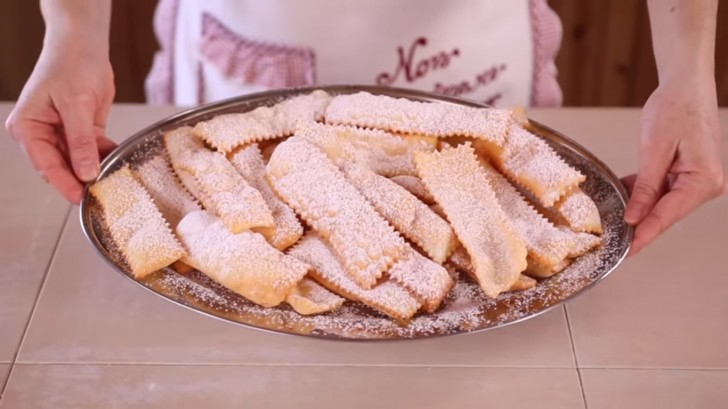 La touche finale est l'inévitable couche de sucre en poudre!