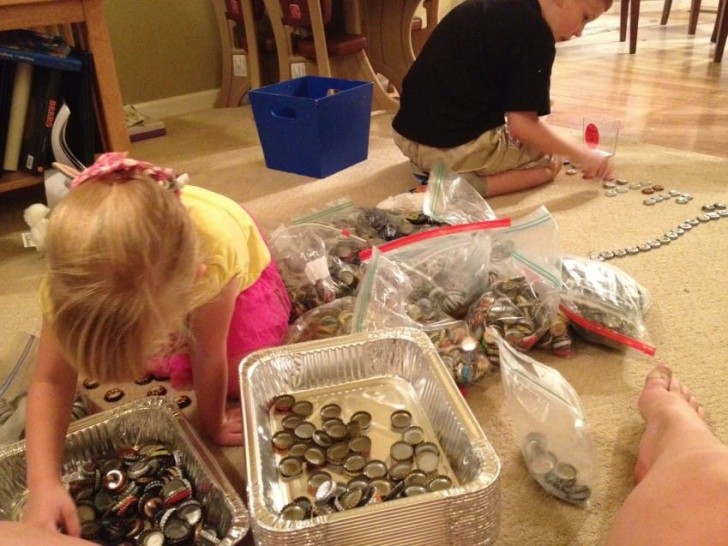 With everyone's help, they sorted the bottle caps according to their different colors and shades.