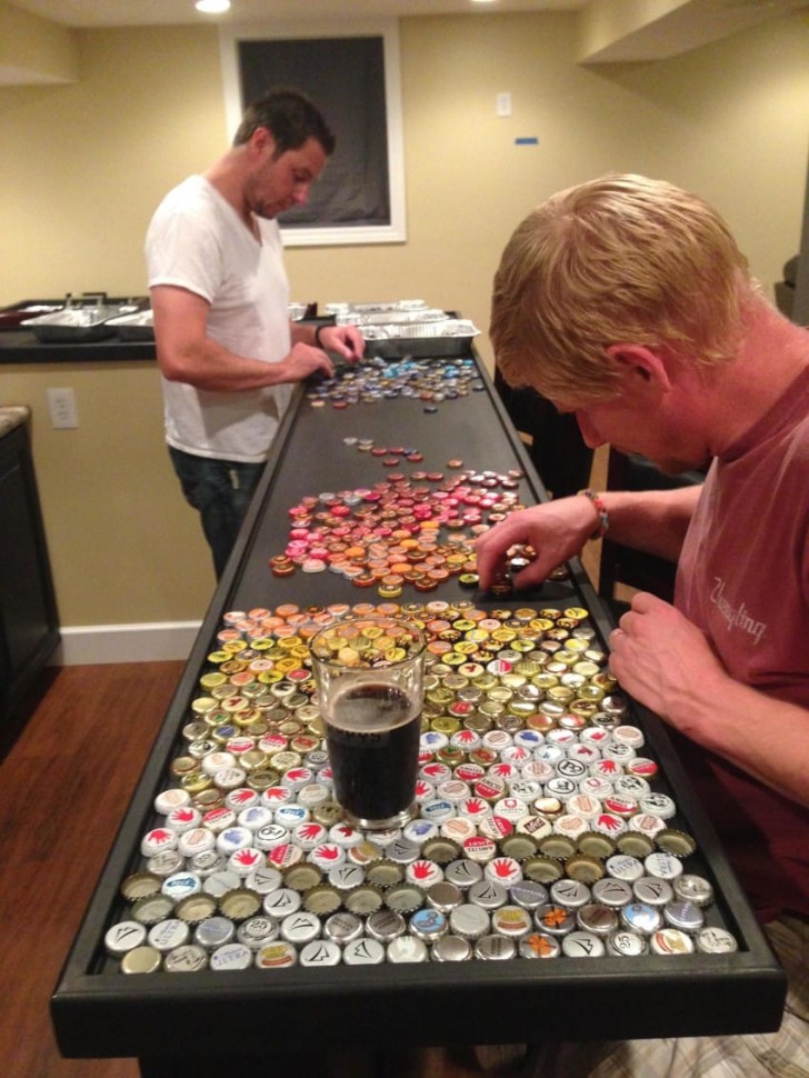 At this point, the entire family took part in creating a large rainbow exploiting the different colors and shades of the metal bottle caps.