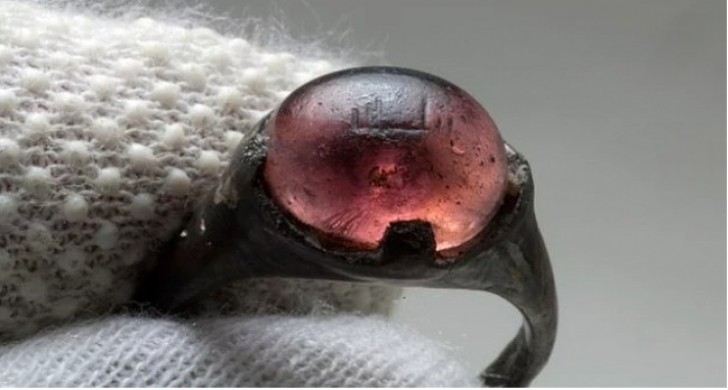 Un anneau Viking du neuvième siècle avec l'inscription islamique "Pour Allah."