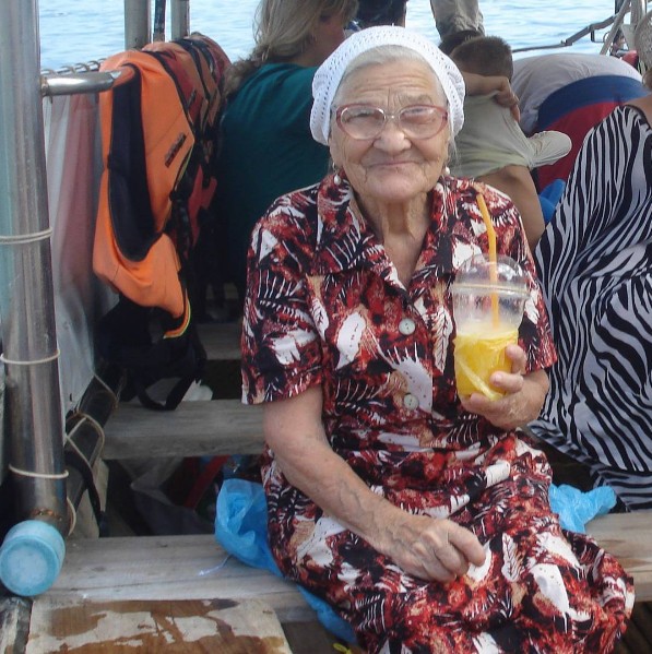 Au cours d'un voyage au Vietnam, elle a connu une autre voyageuse russe, Ekaterina Papina, qui a parlé de sa rencontre avec cette grand-mère dans un post qui a reçu plus de 14.000 "j'aime".
