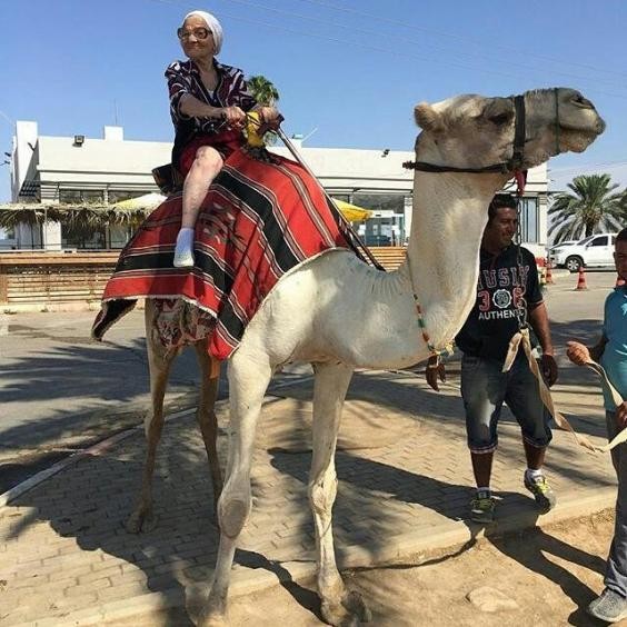 Op haar profielen kan je zien hoe onbevreesd ze is en hoe fit ze is: hier zit ze op een kameel tijdens haar reis door Israël!