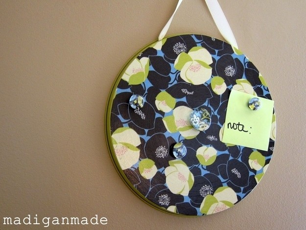 Are you thinking of throwing away an old pot cover? Cover it with cloth and turn it into a magnetic bulletin board!