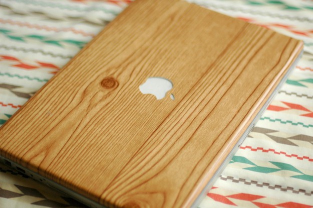 Gebt eurem Laptop einen persönlichen Touch, indem ihr ihn mit Holzeffekt-Papier beklebt!