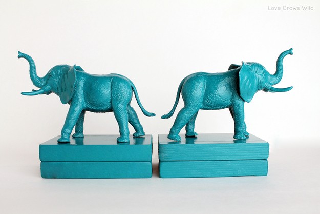 If your kids no longer play with plastic animals, paint them and transform them into decorative figurines!