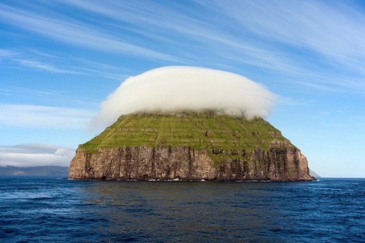 Au sommet de l'îlot, il y a souvent un nuage qui le rend d'autant plus curieux.